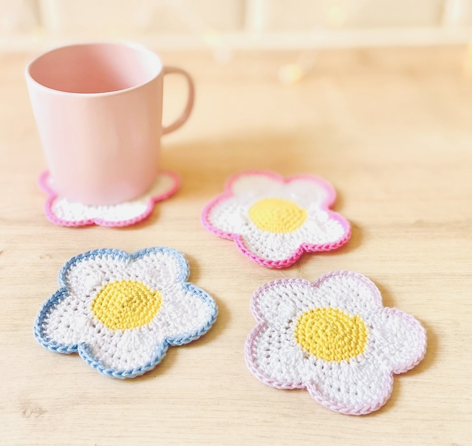 La fleur sous-verre au crochet La fleur sous-verre au crochet, réalisée à partir du Tuto Gratuit en PDF