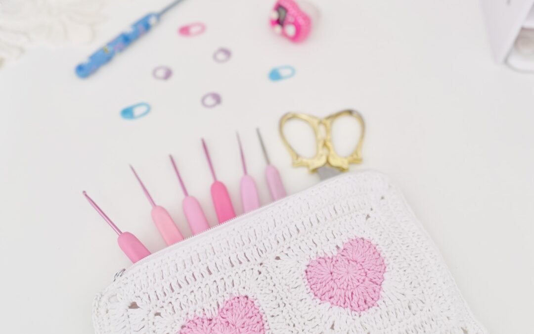 Pochette au crochet motif coeur réalisée à partir du tuto gratuit PDF