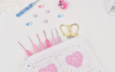 La pochette au crochet motif coeur